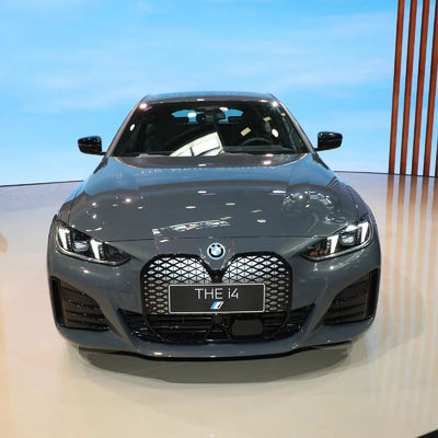2023 FOR-B MW i4 M50 Automobile à double moteur Portimao Bleu Niveau métallique Moyennes et grandes voitures