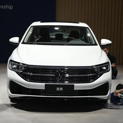 VW Sagitar 300TSI DSG Excellence Edition Véhicule compact à essence à 5 places Design élégant