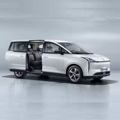 Une voiture électrique à grande vitesse de 140 km/h avec une capacité de batterie de 53 kWh et une autonomie maximale de 419 km