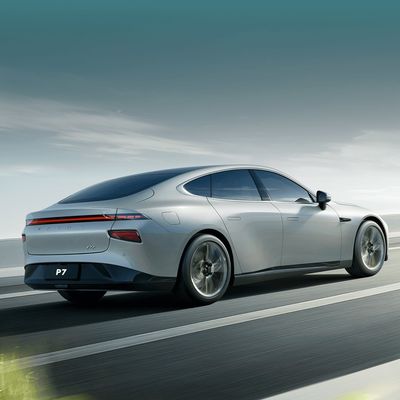 Véhicule électrique à quatre roues avec pneus de taille 245/50/R18 et à grande vitesse